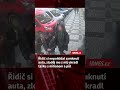 Řidič si nepohlídal zamknutí auta, zloděj mu z něj ukradl tašku s milionem a půl. Více na iDNES.cz