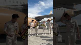 Pramugari super air jet foto bersama di bawah pesawat