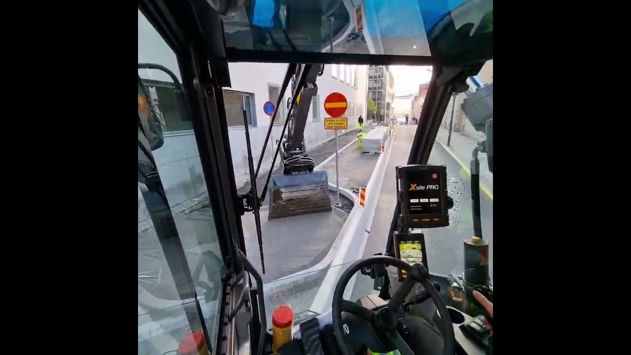 Renovation of sidewalks. The Volvo EWR150E is here with Steelwrist equipment.