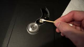 Cleaning the inside of a vintage laser mechanism (Phillips CDM1MKII) part 2