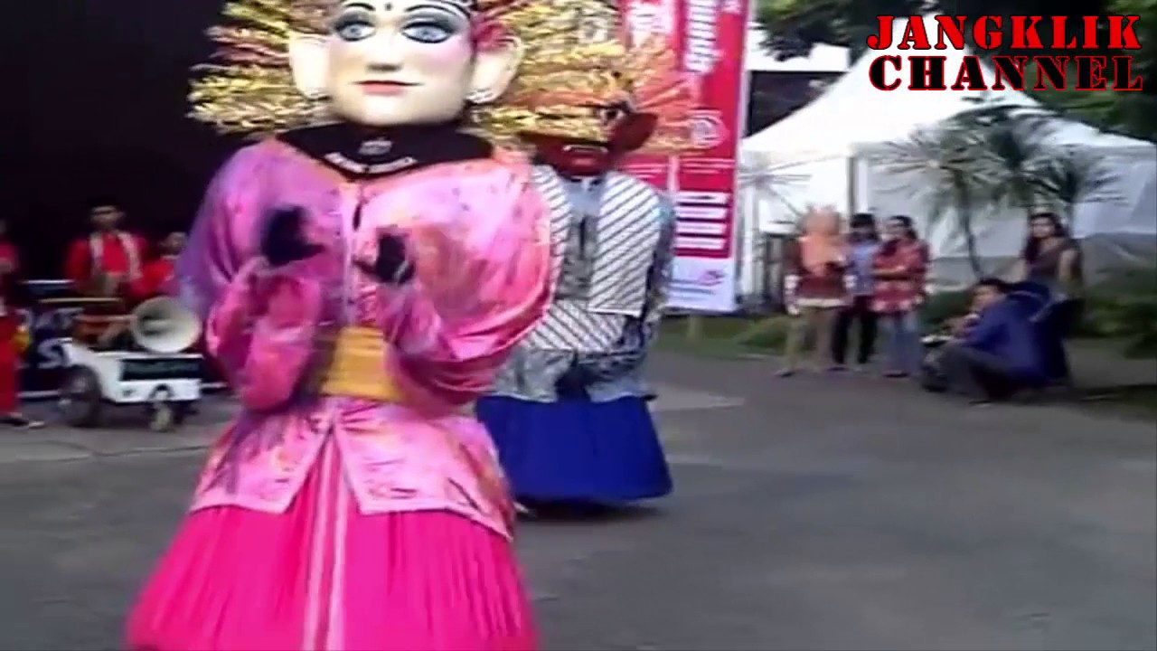 Amazing  !! Ondel Ondel Betawi Pink Dancing
