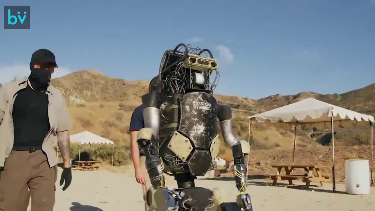 New robot makes. Король бахрейна и робот телохранитель. robot bodyguard копилка.