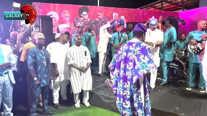 MUYIWA ADEMOLA HONOURS THE KING OF FUJI K1 DE ULTIMATE ON THE DANCE FLOOR WHILE PERFORMING