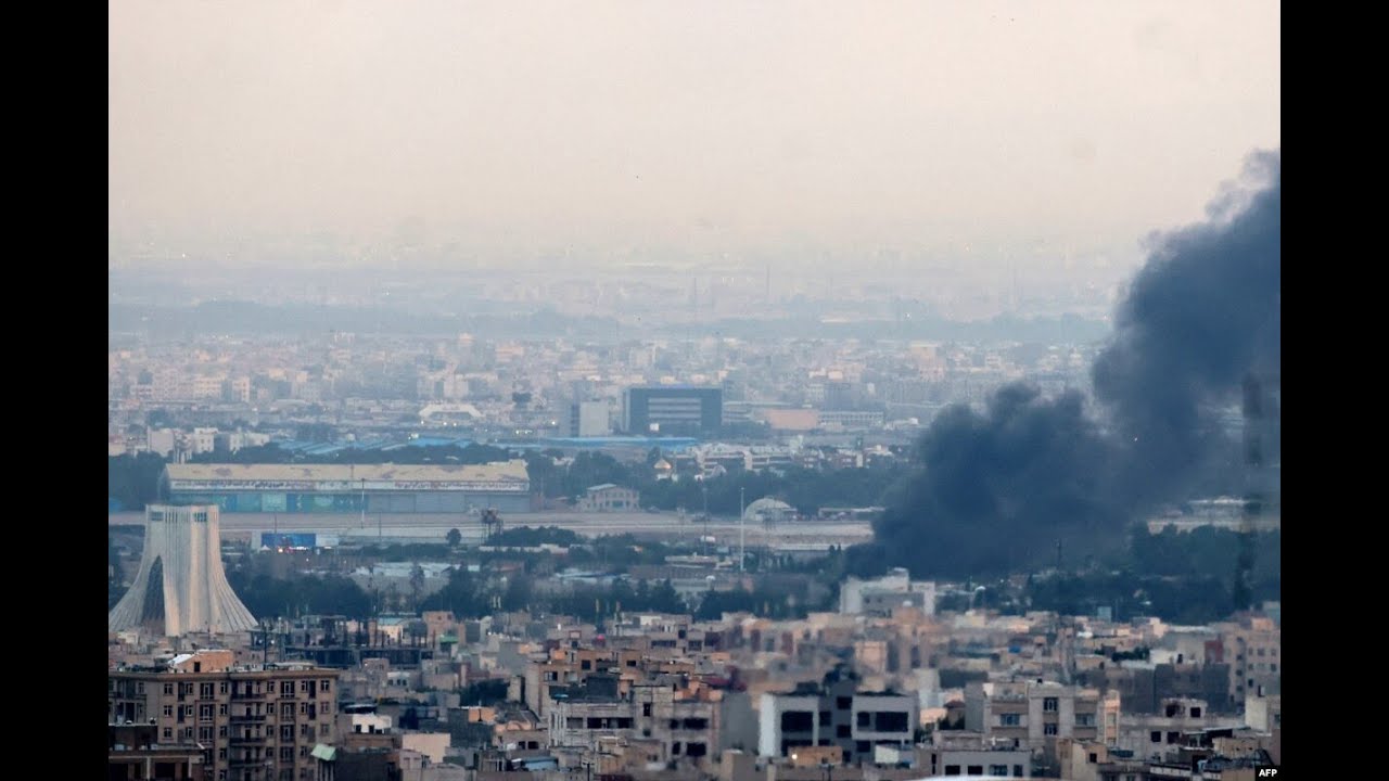 Poznata kula Azadi u Teheranu okružena dimom i plamenom