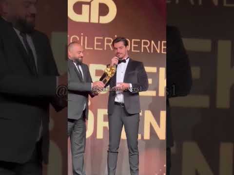 كلام بيرك اتان عند أخده جائزة افضل ممثل لمسلسل كوميدي عائلي جبل جونول