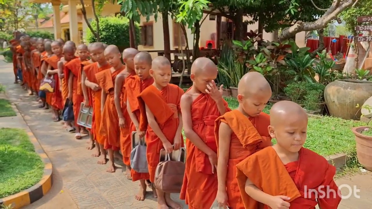 ញាតិញោមអញ្ជើញមកពីវត្តល្បើក _អន្លង់សំណ _ ជីក្រែង ប្រគេនចង្ហាន់ព្រះសង្ឃវត្តឃ្លាំងបេង _ កកោះ 