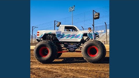 Oliver Tree - All That X Alien Boy (Music Video Version)