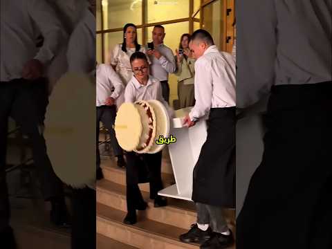 كعكة سقطت لكن اللحظة كانت أغلى قصة مؤثرة عيد ميلاد لحظة جميلة موقف إنساني رغم الخطأ ذكريات حب