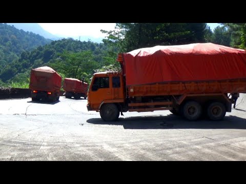 Konvoi Truk Fuso Orange  Turuni Jalur Sitinjau Lauik YouTube