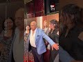 بيومي فؤاد وأسرته يلتقطون صورًا تذكارية على ريد كاربت العرض الخاص لفيلم «شيش دو»