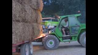 ETA COMBRES à la paille 2012 dans le Gers. Déchargement plateau de paille avec Merlo