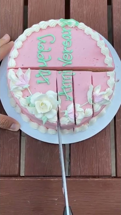 How to Cut a Round Cake Cleanly | Cutting a Cake