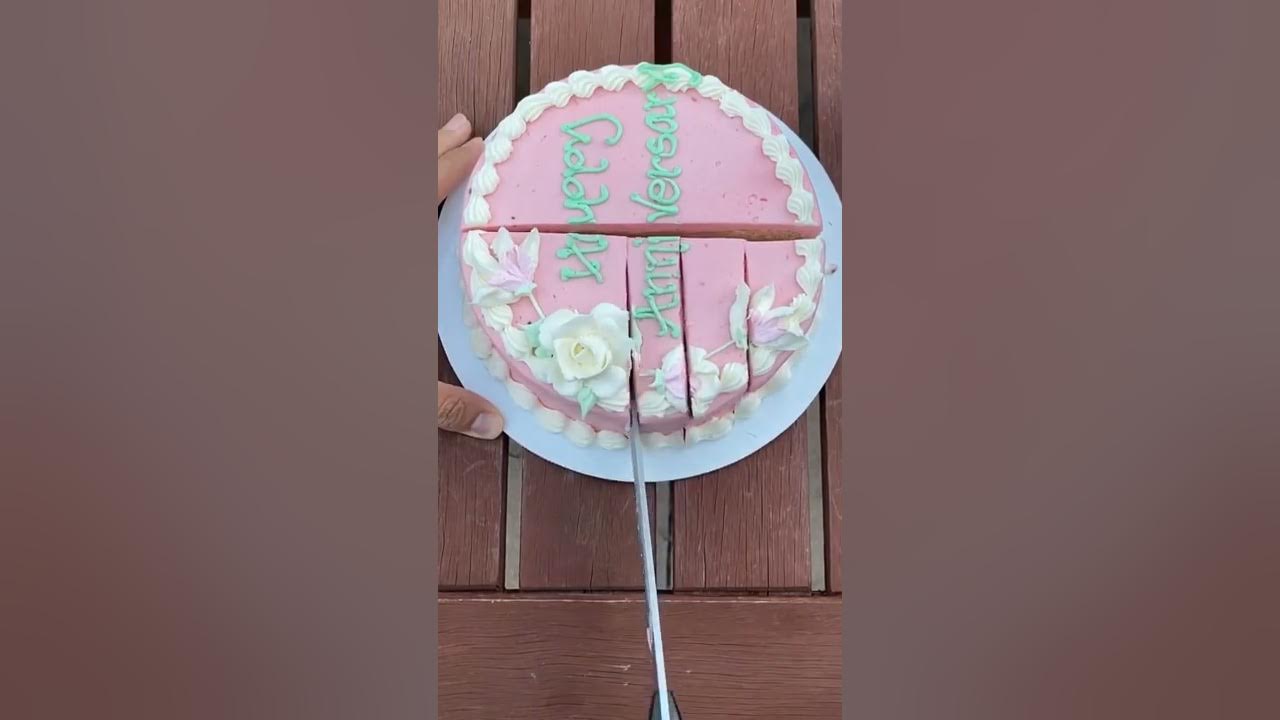 How to Cut a Round Cake Cleanly | Cutting a Cake