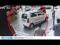 കാറിൽ കുട്ടികളെ ഇരുത്തി രക്ഷിതാക്കൾ കടയിൽ പോയി; പിന്നോട്ട് ഉരുണ്ട കാർ തടഞ്ഞ് നാട്ടുകാർ | Car