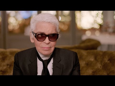 Video: Karl Lagerfeld menjadi tuan rumah pertunjukan fesyen di lapangan terbang