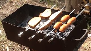 Сардельки и хлеб на углях Сардельки и хлеб на углях