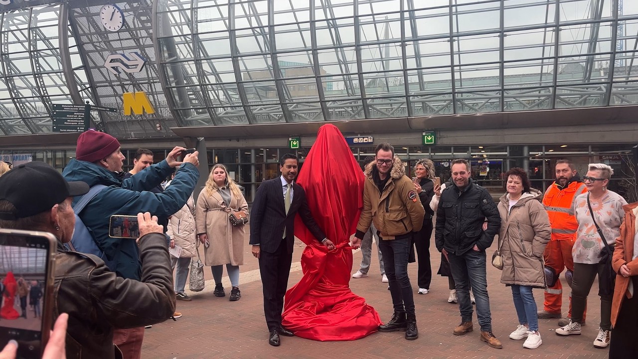 Schiedammer Nick Grobbe krijgt levensgroot standbeeld als symbool voor alle kiezers