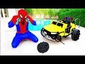¡LA RUEDA DEL COCHE SPIDERMAN SE CAYÓ! JOHNY JOHNY SÍ PAPA RIMAS Y APRENDER COLORES PARA LOS NIÑOS