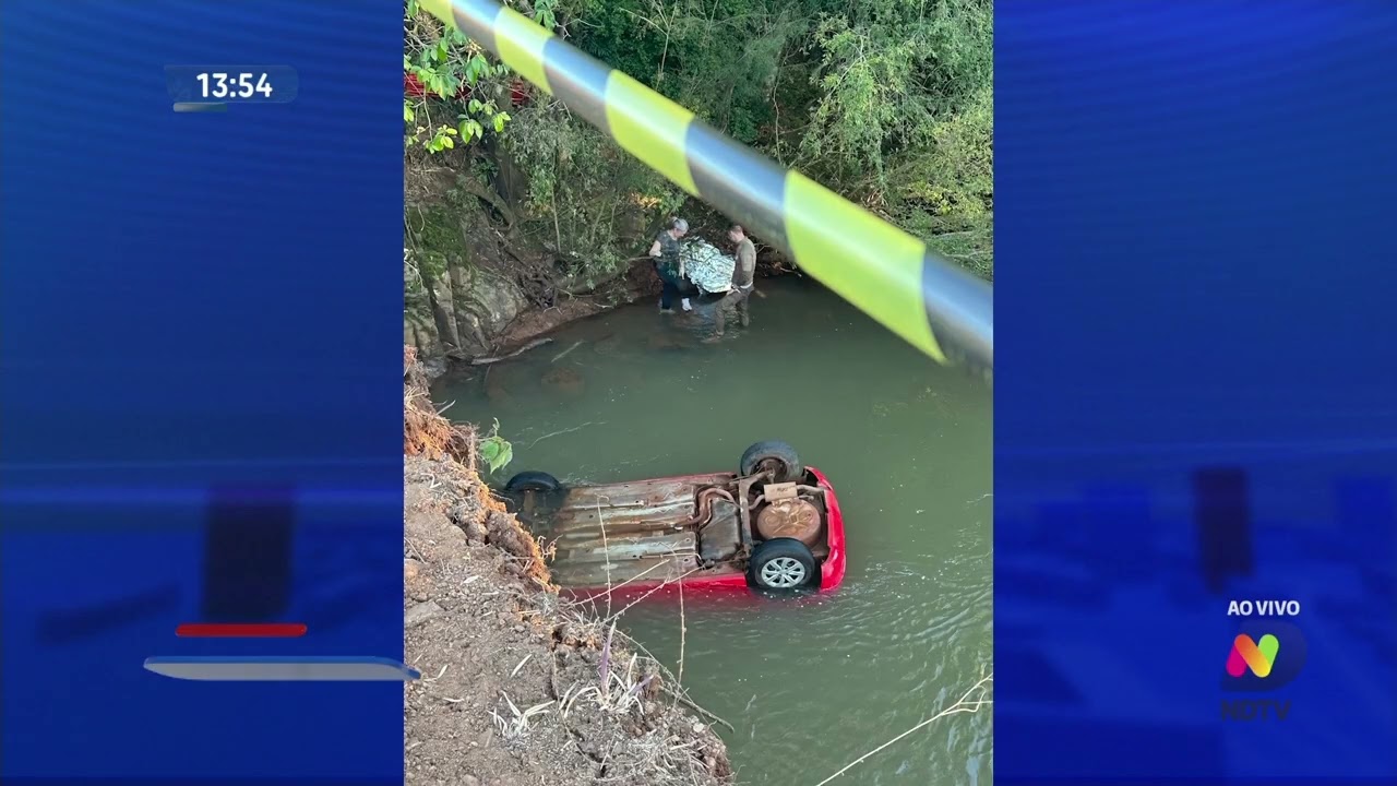Mulher morre e três pessoas ficam feridas após carro cair em rio