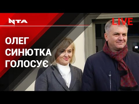 Кандидат на посаду голови Львівської ОТГ Олег Синютка прийшов на виборчу дільницю.