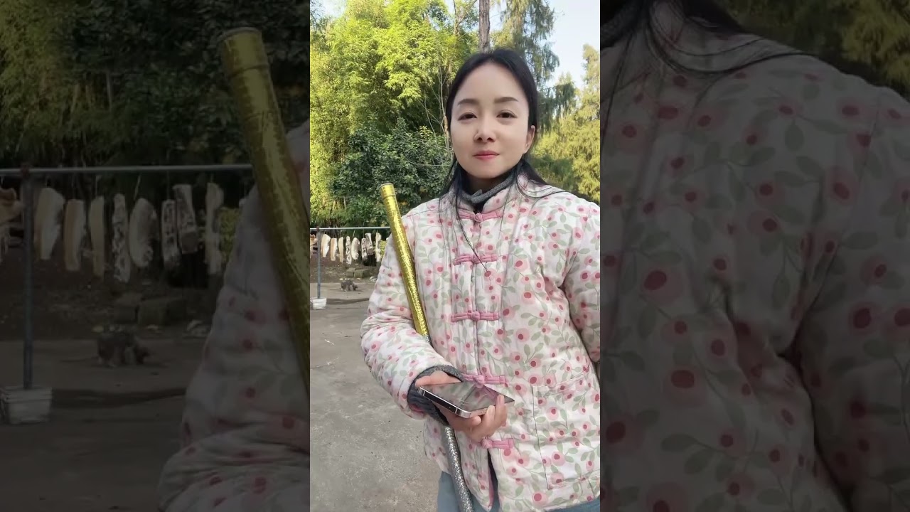 The mai tree leans against the green stream,