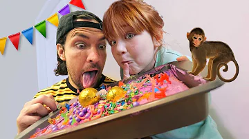 BiRTHDAY SURPRiSE for MOM!!  Zoo Animals and Sprinkles! Adley & Dad decorating a bday party cake 🎂