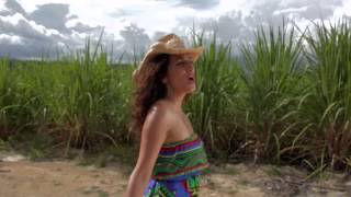 Video thumbnail of "Amanda Martinez - Va Y Viene (Official Video)"