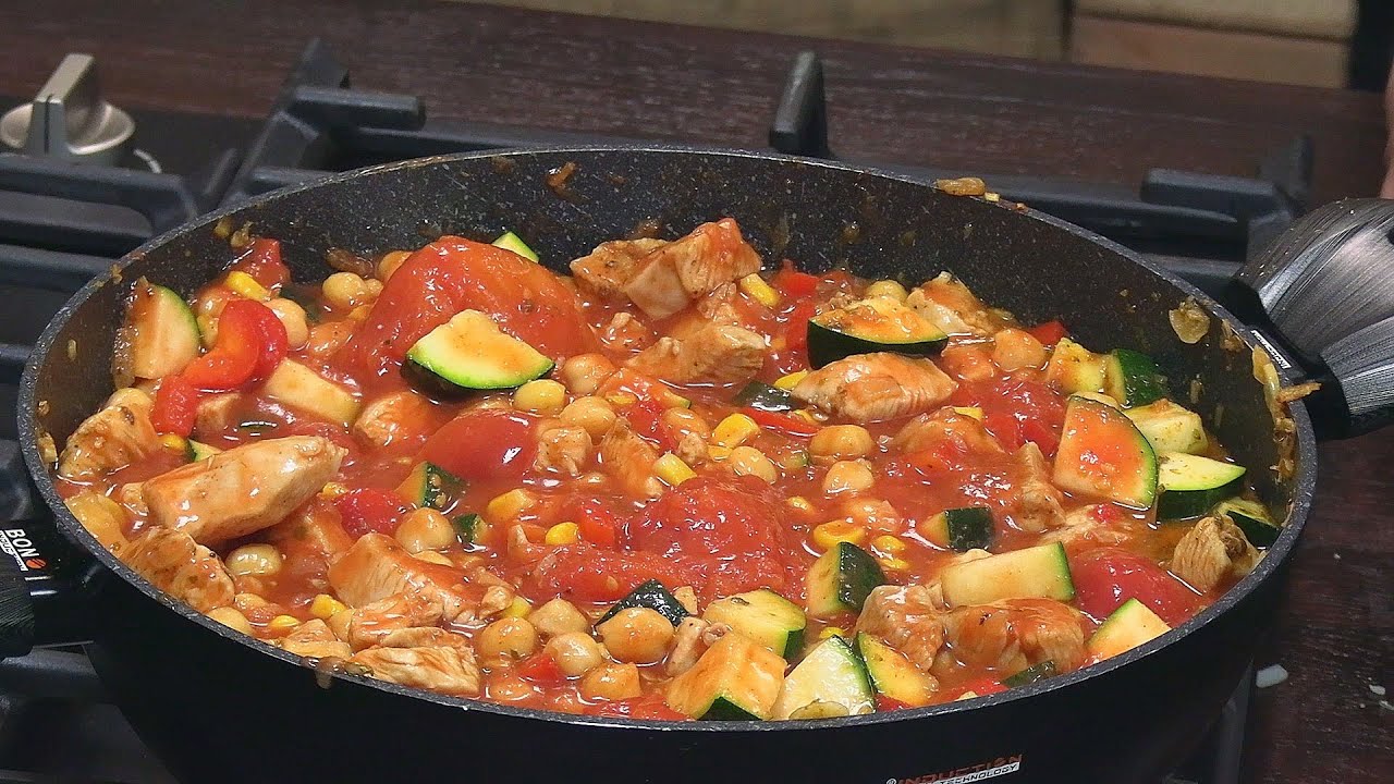 Lekki gulasz z piersi z kurczaka  -  jednogarnkowe / Oddaszfartucha