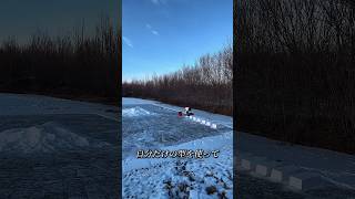 この少女はとても大きな雪の城を建てました。