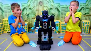 Vlad và Niki chơi với đồ chơi trẻ em Bat-Tech BatBot và cứu thành phố