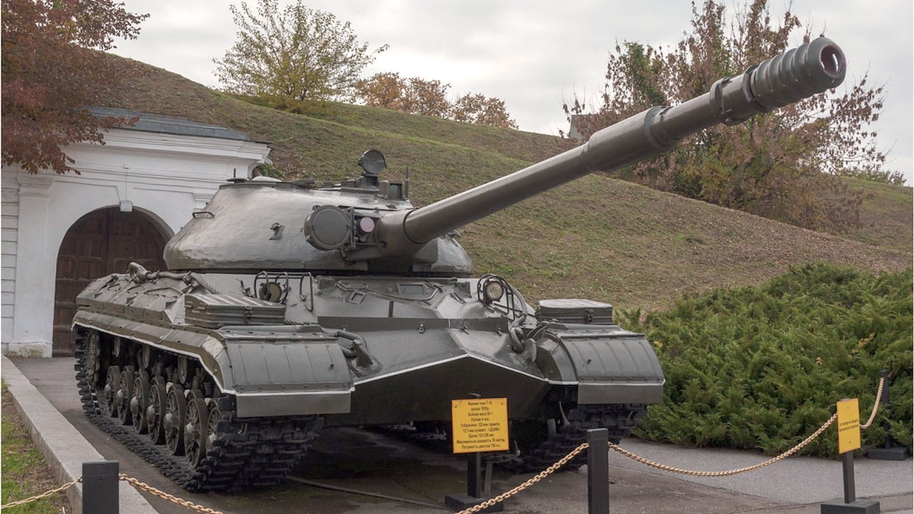 T-10: Padesát tun pancíře, které měly zničit NATO – poslední těžký tank SSSR!