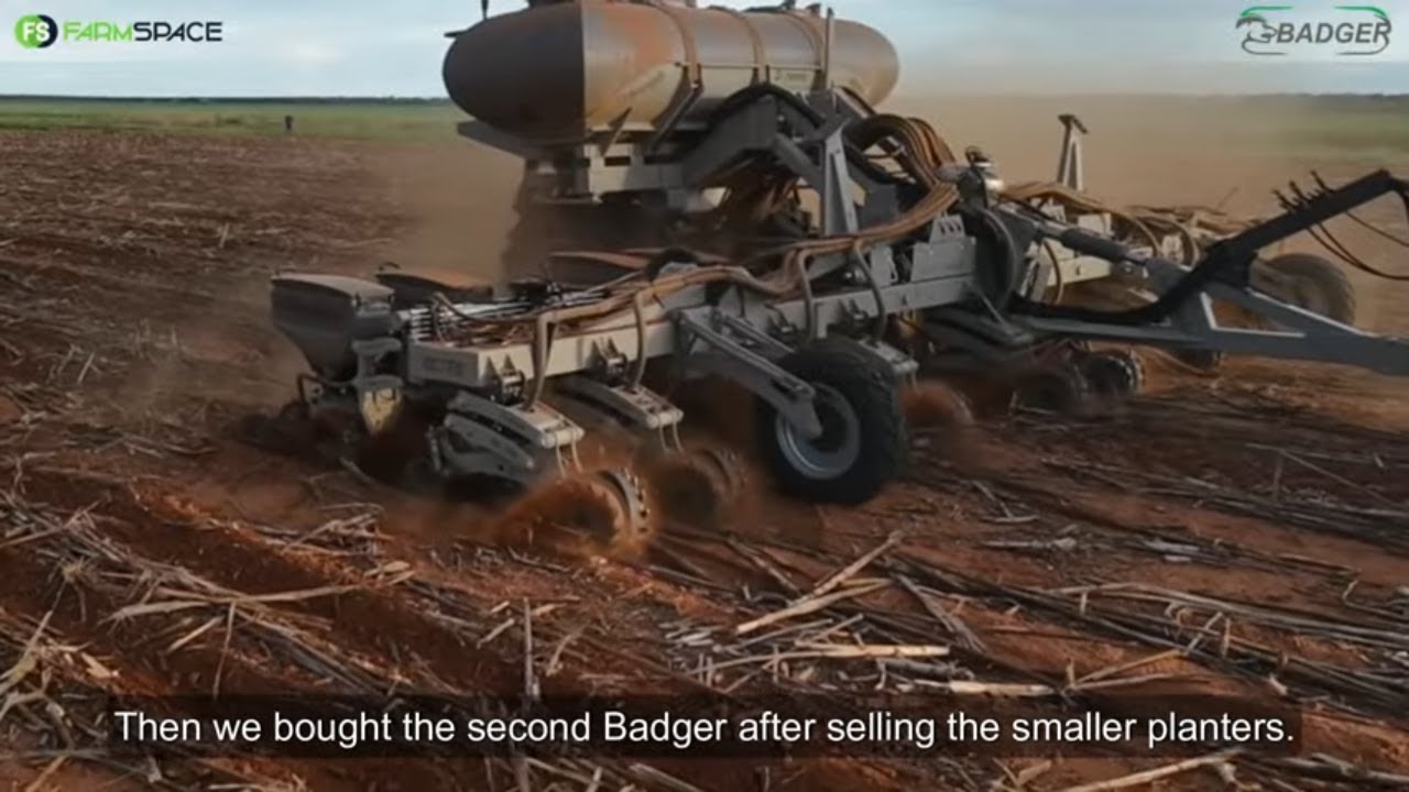 Kyk hoe werk hierdie Badger Eco-Till planters op die rye deur 'n klein huisie vol sonneblom stokke!