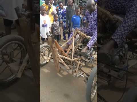 В Африке мужчина сконструировал себе багги из палок