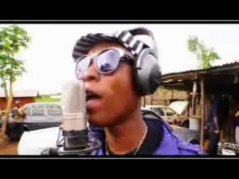 MACRO MUSICA AYAHO C EST LA SOUFFRANCE OU LA MISÈRE QU ON RACONTE COMME HISTOIRE