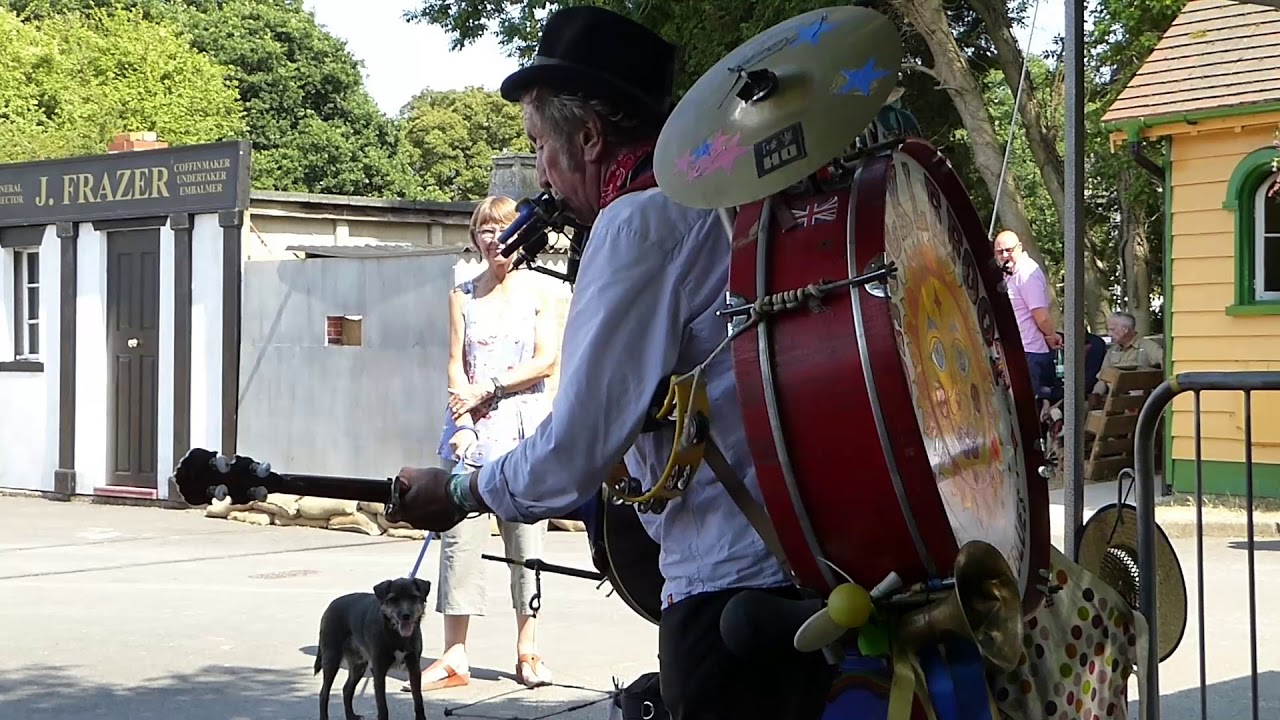 One man band artist Chucklefoot entertains at Havenstreet 1940s day!