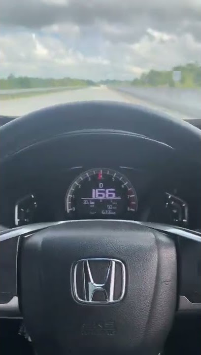 bawa mobil dengan kecepatan tinggi di jalan tol Kalimantan, terima kasih pak Jokowi.