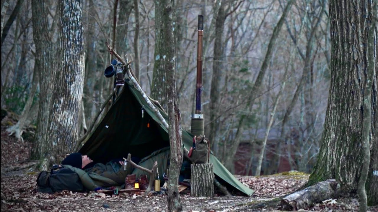 【最強寒波】氷点下8℃の凍える森でソロキャンプ/軍幕1枚で薪ストーブを楽しむ【ポーランド軍幕】