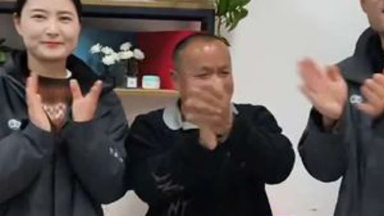 @游侠 @六安紫燕 @六安燕子333 关爱残疾人传递正能量！感谢.六安品小六生物科技有限公司，对先生店吴总的大爱🙏我们给大家拜年了，㊗️屏幕前的您及您的家人，马年大吉马上有钱！#过年  #正...