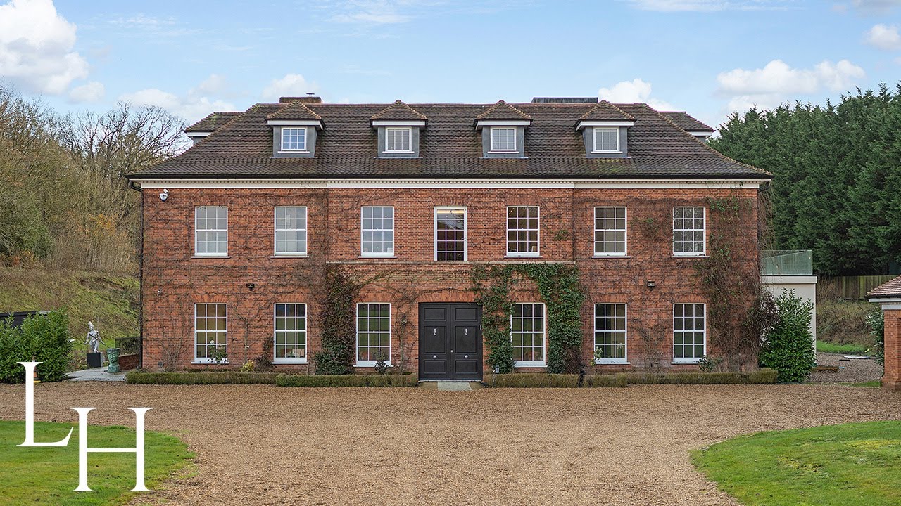 ⁣What £20,000,000 buys you 16 miles from Central London | Indoor Pool, Cinema, 26 acres, 15,000 sq.ft