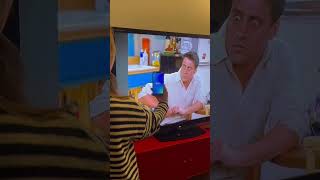 Même Joey ne résiste pas à nos cashbacks de folie chez eBuyClub 😏💸Il y a des fans de Friends ici ?
