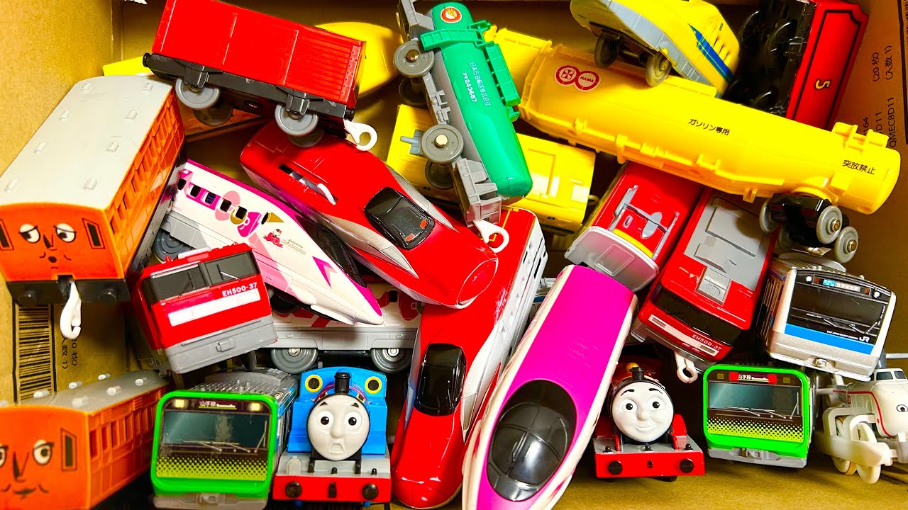 Поезд, Синкансен и вагоны Томаса соединены вместе, чтобы двигаться по рельсам!