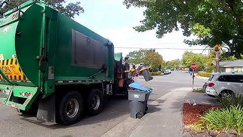 Ex North Bay Autocar WX64 Labrie Automizer on garbage!