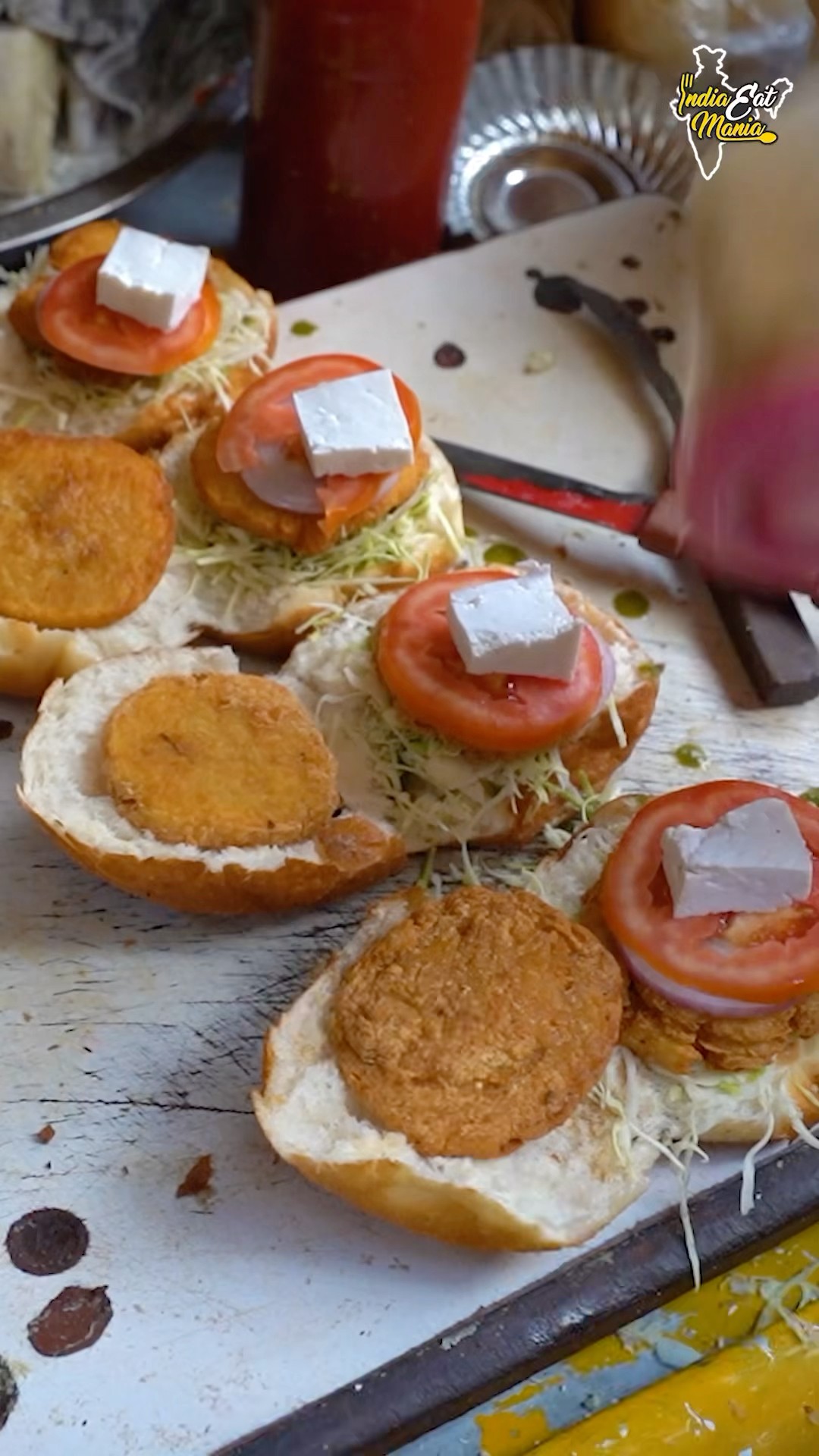 Gupta Ji Ka 5 Rupay Wala Paneer Tikki Burger In Delhi #delhifood #shorts