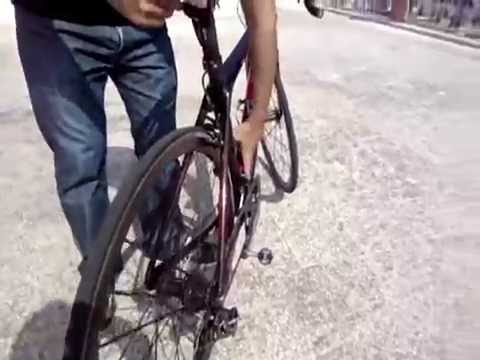 Come montare la ruota posteriore di una bicicletta da corsa - YouTube