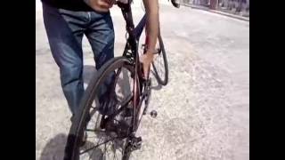 Come montare la ruota posteriore di una bicicletta da corsa - YouTube