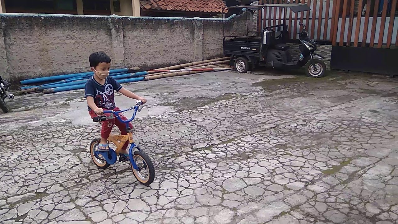 Senangnya bisa mengendarai sepeda - YouTube