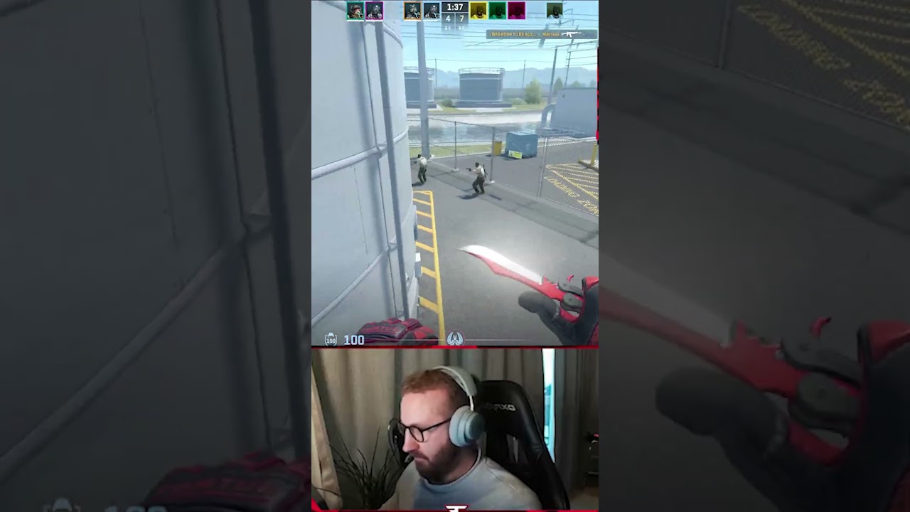 Удары в спину здесь очень уместны.