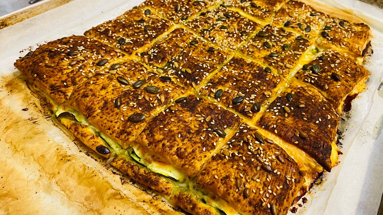 Quadrotti di pasta sfoglia con pesto e zucchine ￼