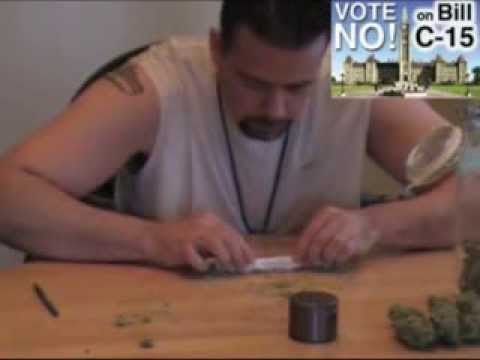 Jason rolls 4 gram spliff