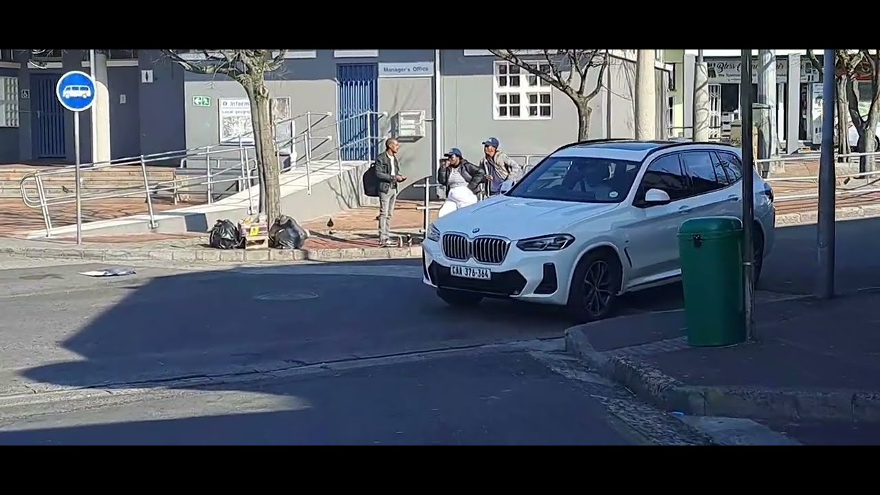 INSIDE MOWBRAY😄 DANGER ZONES ♻️WITH  DRUG AND POVERTY . CAPE TOWN. 👍